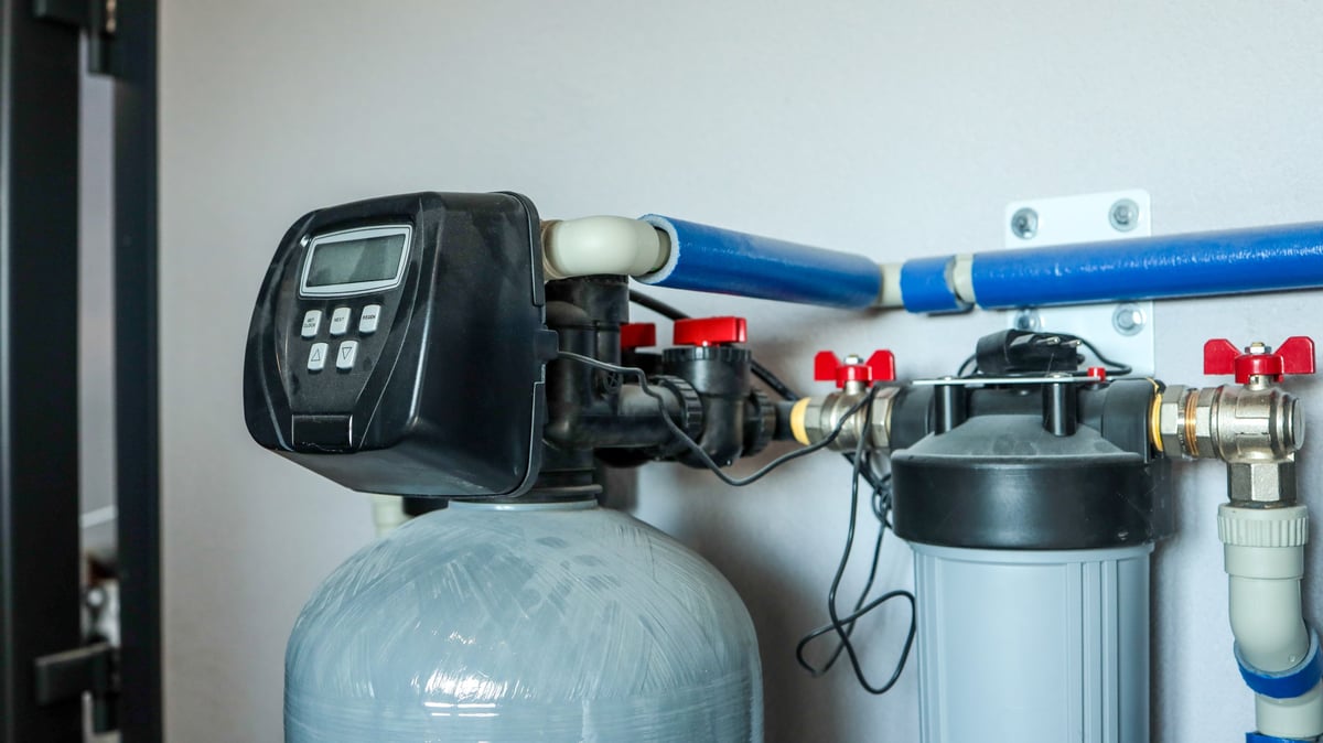 Reverse osmosis water filtration system with glass of clean drinking water